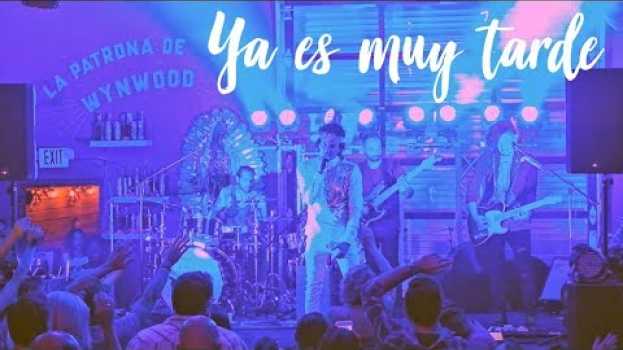 Video D'MENTES - Ya es muy tarde (en vivo desde Miami) em português