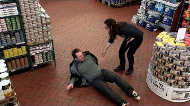 Video Slip and fall scam at a grocery store | What Would You Do? | WWYD en français