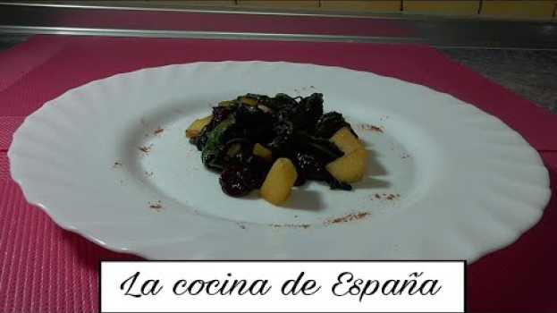 Video ESPINACAS CON PASAS, PIÑONES Y MANZANA in English