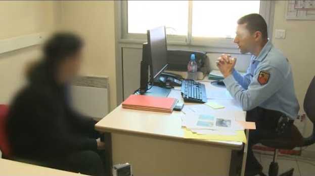 Video Deux ados au poste, c'est chacun pour soi ! in English