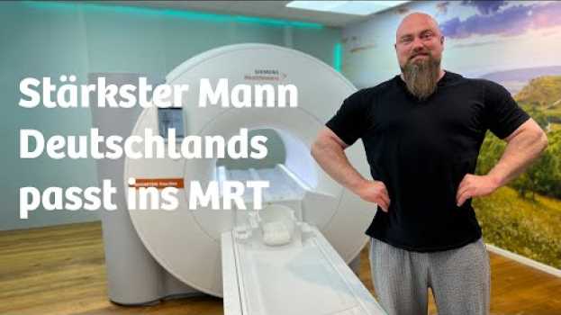 Video Jetzt passt der stärkste Mann Deutschlands ins MRT em português