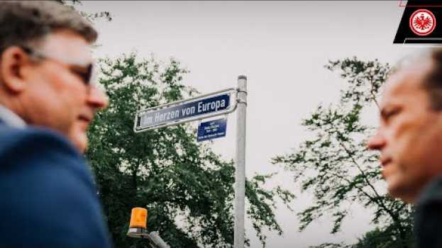 Видео Eintracht wohnt jetzt im Herzen von Europa! I Straßenschild des ProfiCamps enthüllt на русском