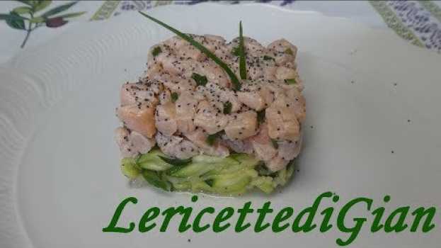 Video Come preparare la Tartara di salmone al limone su un letto di zucchine en español