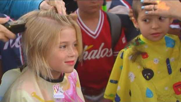 Video Friends Shave Their Heads With 7-Year-Old Battling Cancer auf Deutsch