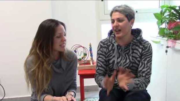 Video Una bimba con apparecchi acustici perfettamente a suo agio all'asilo em português
