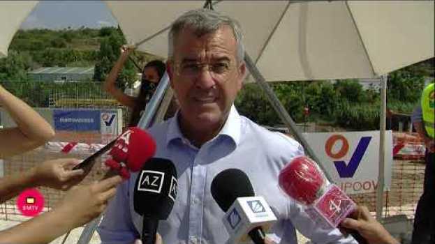 Video El alcalde de Eatepona coloca la primera piedra del puente y la pasarela peatonal que conectará Canc auf Deutsch