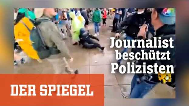 Video Augenzeuge bei »Querdenker«-Demo: Journalist beschützt Polizisten | DER SPIEGEL po polsku