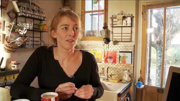 Видео Devenue sourde à 35 ans, elle se fait poser un implant révolutionnaire на русском