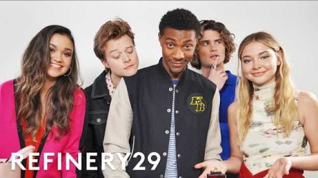 Video The Cast Of Netflix's Outer Banks Guess What's In Each Other's Bags | Spill It | Refinery29 en español