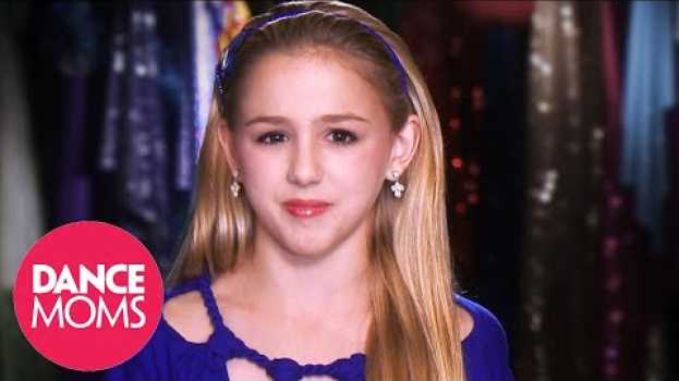 Video "My Costume Doesn't Fit" Abby Makes Paige and Chloe Switch Costumes (S2 Flashback) | Dance Moms em português