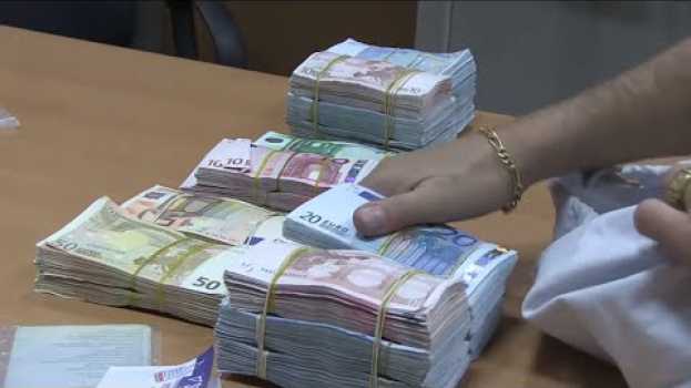Video Ils fraudent 1 million d'euros par semaine su italiano