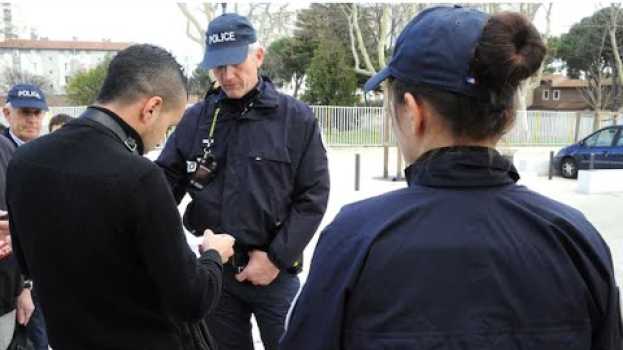 Video Comme aux États-Unis, des Français ont peur de la police em português