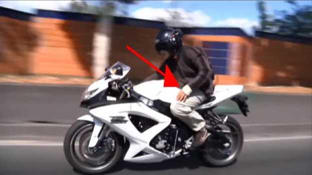 Video A 180 sur le PERIPH' AVEC UN BRAS DANS LE PLÂTRE (GSXR) po polsku
