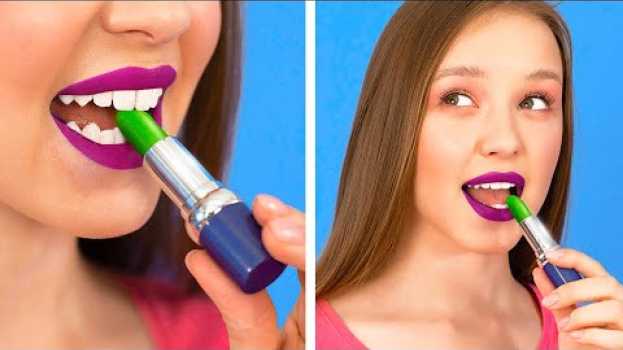 Video COOL WAYS TO SNEAK FOOD INTO CLASS || Back To School Hacks and Pranks by 123 GO! em português