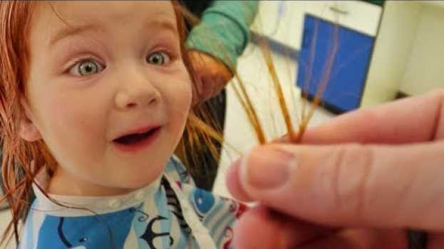 Video Adley gets her FIRST Haircut!  (hair like mama) auf Deutsch
