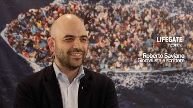 Video Intervista a Roberto Saviano su migranti, ecomafie e clima en español