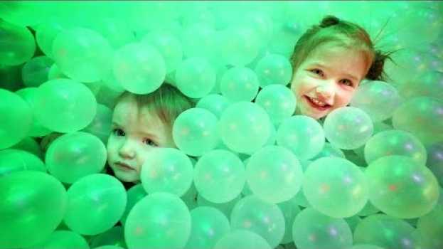 Video BALL PiT GAMES!! Daredevil Niko & Adley play in our new favorite indoor park (family night routine) en español
