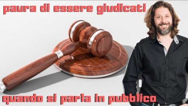 Video Paura di essere giudicati mentre si parla in pubblico in English