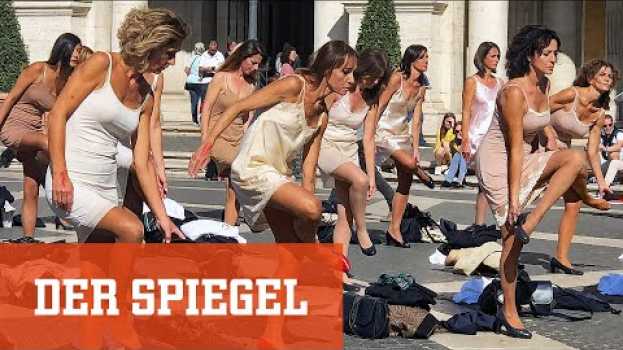 Video Das Ende von Alitalia: Flugbegleiterinnen ziehen sich aus Protest aus | DER SPIEGEL po polsku