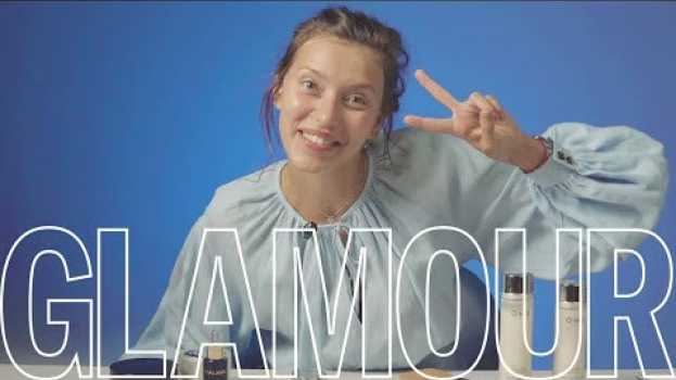 Video Что в косметичке у Регины Тодоренко? en français