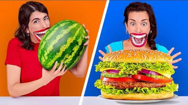 Video PEOPLE VS FOOD CHALLENGE || Try To Eat In 1 Second! Fastest Speed Eating By 123 GO! CHALLENGE su italiano