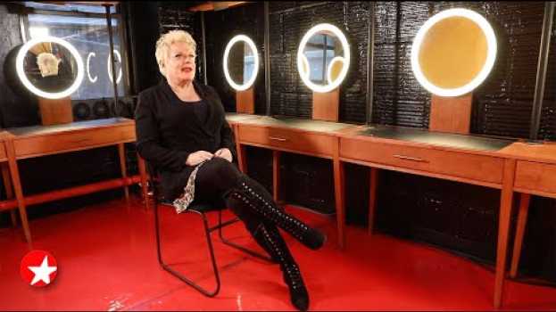 Video The Broadway Show: Learn About Eddie Izzard Playing 21 Roles in GREAT EXPECTATIONS en français