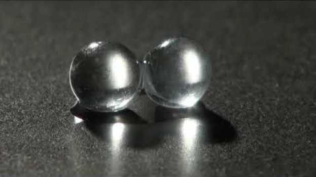 Video Une goutte entre deux billes — expérience scientifique #7.01 de Grains de bâtisseurs su italiano