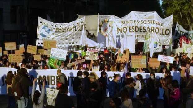 Video Activistas salen a las calles para realizar una huelga global por el clima   türkçe