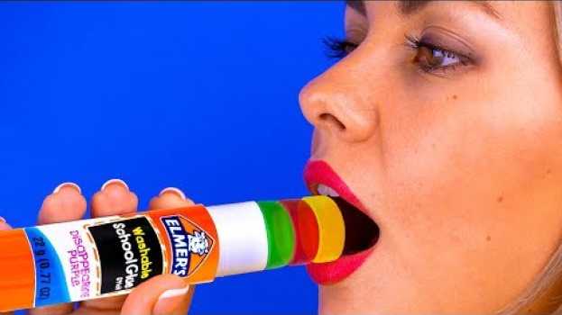 Video FUNNY DIY SCHOOL SUPPLY IDEAS || Sneaking Food In Class And More Hacks by 123 GO! su italiano