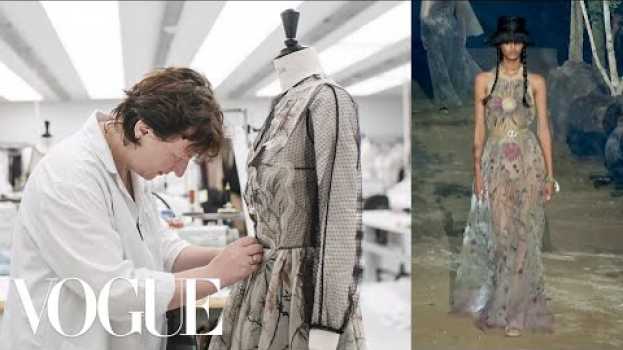 Video How a Dior Dress Is Made, From Sketches to the Runway | Sketch to Dress | Vogue em português