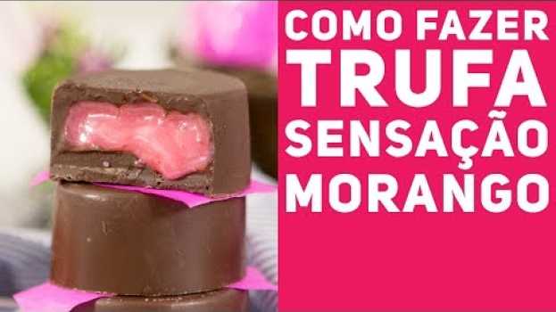 Видео COMO FAZER TRUFA SENSAÇÃO DE MORANGO RECHEADA (Bombom caseiro) Pascoa - Receitas de Minuto #295 на русском