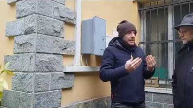 Video TESTIMONIANZA CLIENTE su installazione IMPIANTO FOTOVOLTAICO A TERRA nel giardino della villetta auf Deutsch