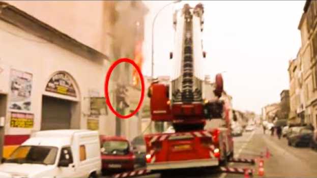 Video Des pompiers pris au piège par les flammes en español