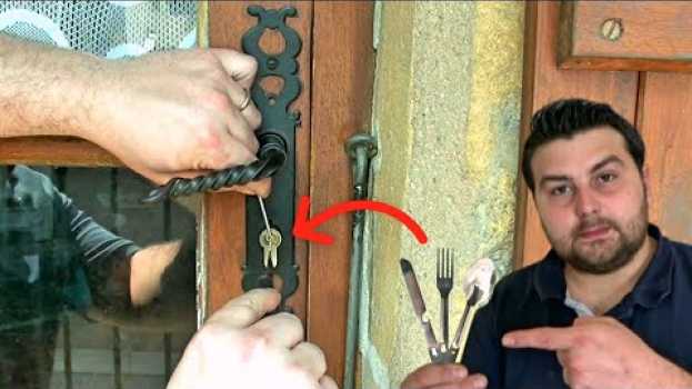 Video Comment Ouvrir une porte d'Entrée avec un Ustensile de Cuisine po polsku