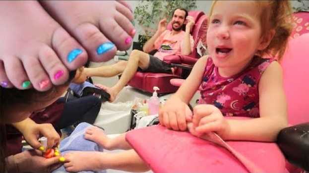 Video FAMILY gets a PRINCESS MAKEOVER!! Adley controls our day with surprise Pedicures! (my first time) po polsku