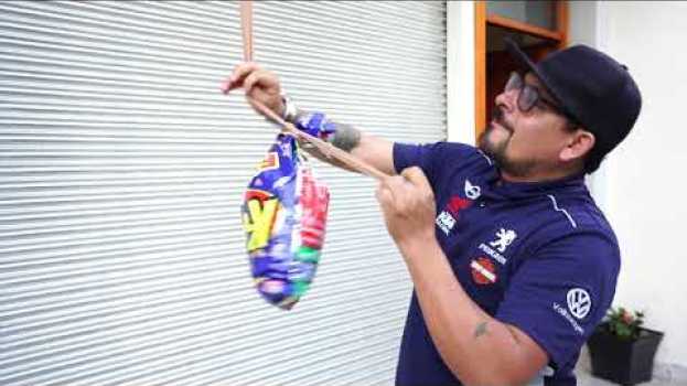 Video Cuando no te dejan salir pero tienes buenos amigos in English