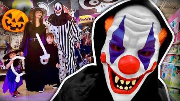 Видео HALLOWEEN NA LOJA DE BRINQUEDOS TOYS R US!! 🎃Fantasias para Crianças e Decoração на русском