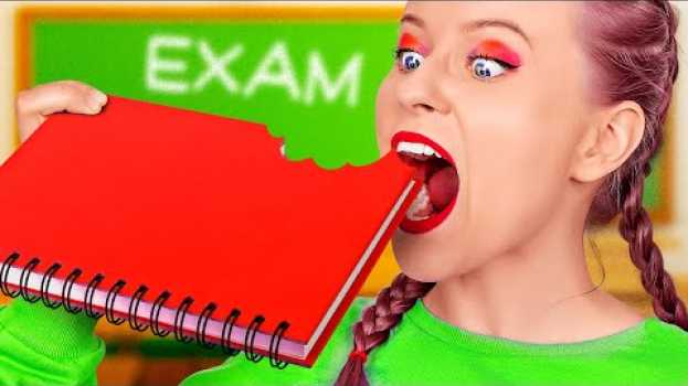 Video COOL IDEAS TO SNEAK FOOD INTO CLASS || Funny Life Hacks and School Supplies by 123 GO! SCHOOL po polsku