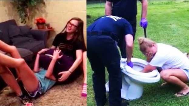 Video The Weirdest Places People Have Gotten Stuck su italiano