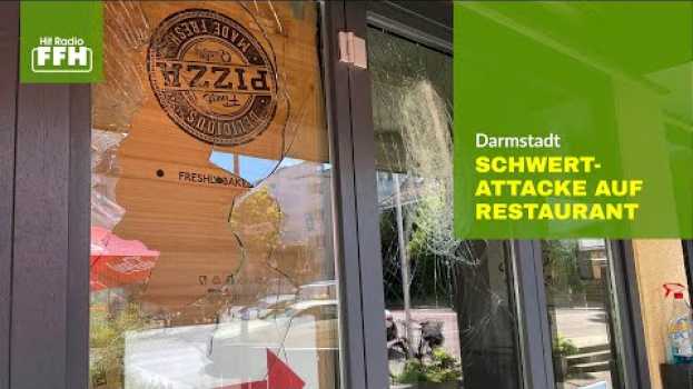 Video Mann randaliert mit Schwert in Darmstadt in einem Restaurant in English