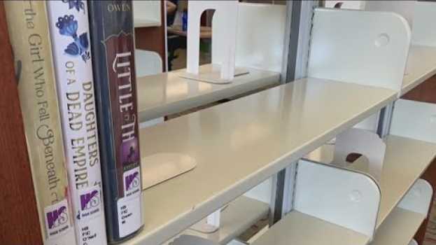 Video Why an Indiana library pulled books from their shelves auf Deutsch