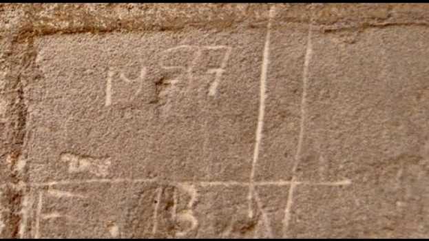 Video Ils parcouraient les murs du plat de la main in English