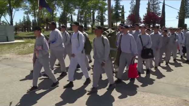 Video Ce camp militaire leur donne une seconde chance su italiano