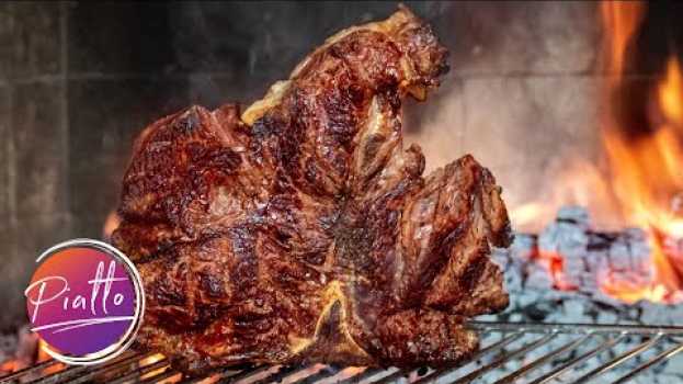 Видео Bistecca alla Fiorentina | Cottura Perfetta alla Brace на русском