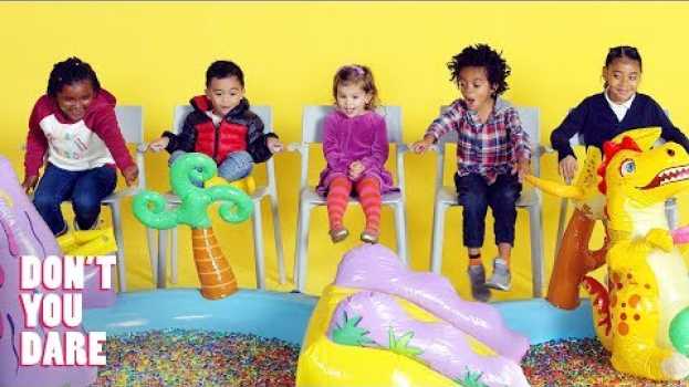 Video We Challenged Little Kids Not to Move! | Don't You Dare | HiHo Kids auf Deutsch