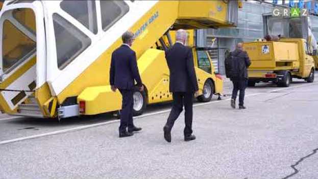 Video Staatssekretär Brunner zu Gast am Flughafen Graz su italiano