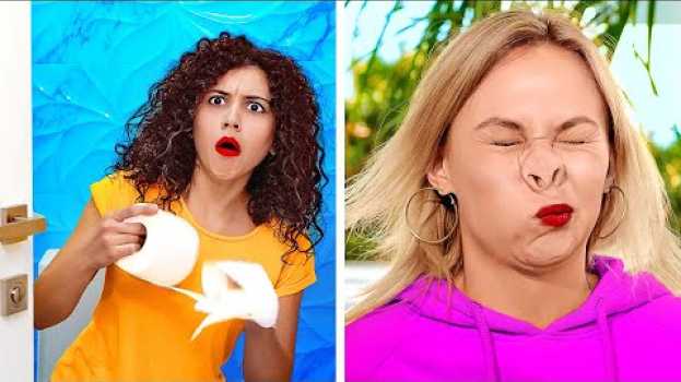 Video AWKWARD SITUATIONS WE CAN ALL RELATE TO || Funny And Embarrassing Moments by 123 GO! su italiano