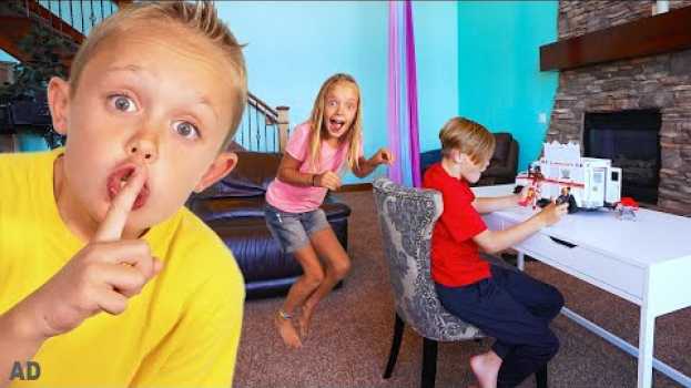 Video Spying on Jack to Take his Cool Toys! Kids Fun TV! en español
