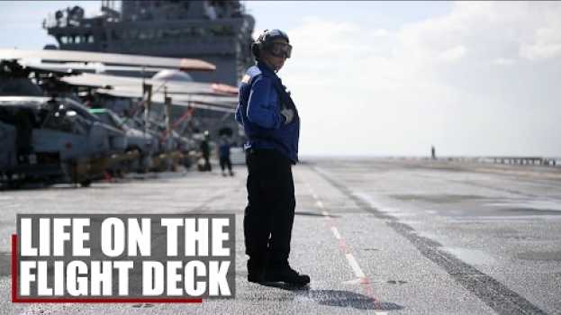 Video Life On The Flight Deck | Marines and Sailors work together onboard the USS Bataan po polsku