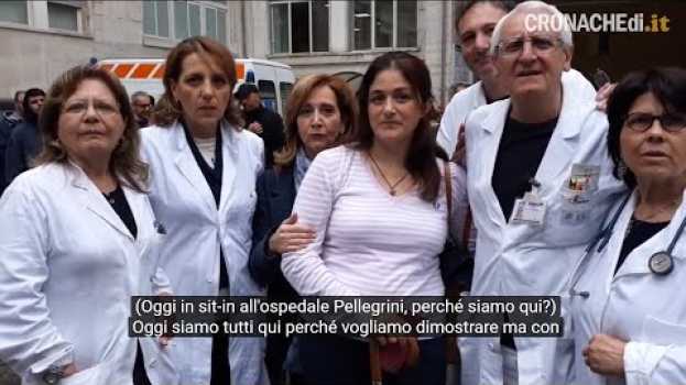 Video Napoli, sit-in dei medici dell'ospedale Pellegrini dopo la sparatoria del 17 maggio auf Deutsch
